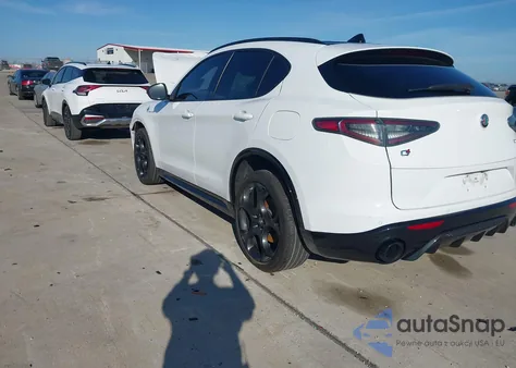 2024 Alfa Romeo Stelvio Veloce Awd z USA, uszkodzony, nr VIN ZASPAKBN0R7D75558